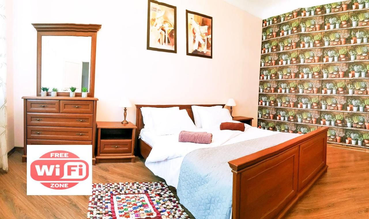 Апартаменты Kyiv TOP LOCATION Cozy apt in old city fast WIFI selfchekin Киев