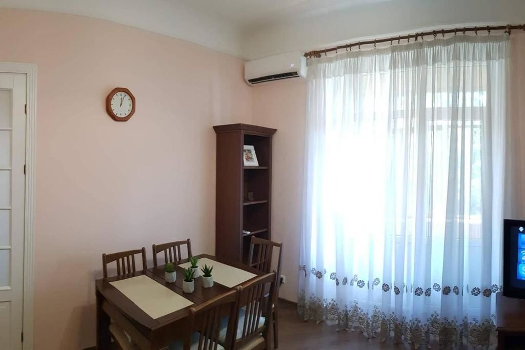 Апартаменты Kyiv TOP LOCATION Cozy apt in old city fast WIFI selfchekin Киев